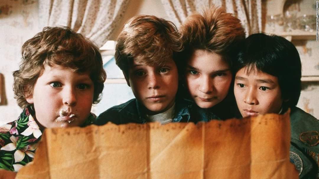 #TheGoonies, released 38 years ago #OTD in 1985, when they discover 'the stiff' in the freezer is also the Estuary Victim from #JAWS.

Discover more: thedailyjaws.com/blog/2017/9/14…