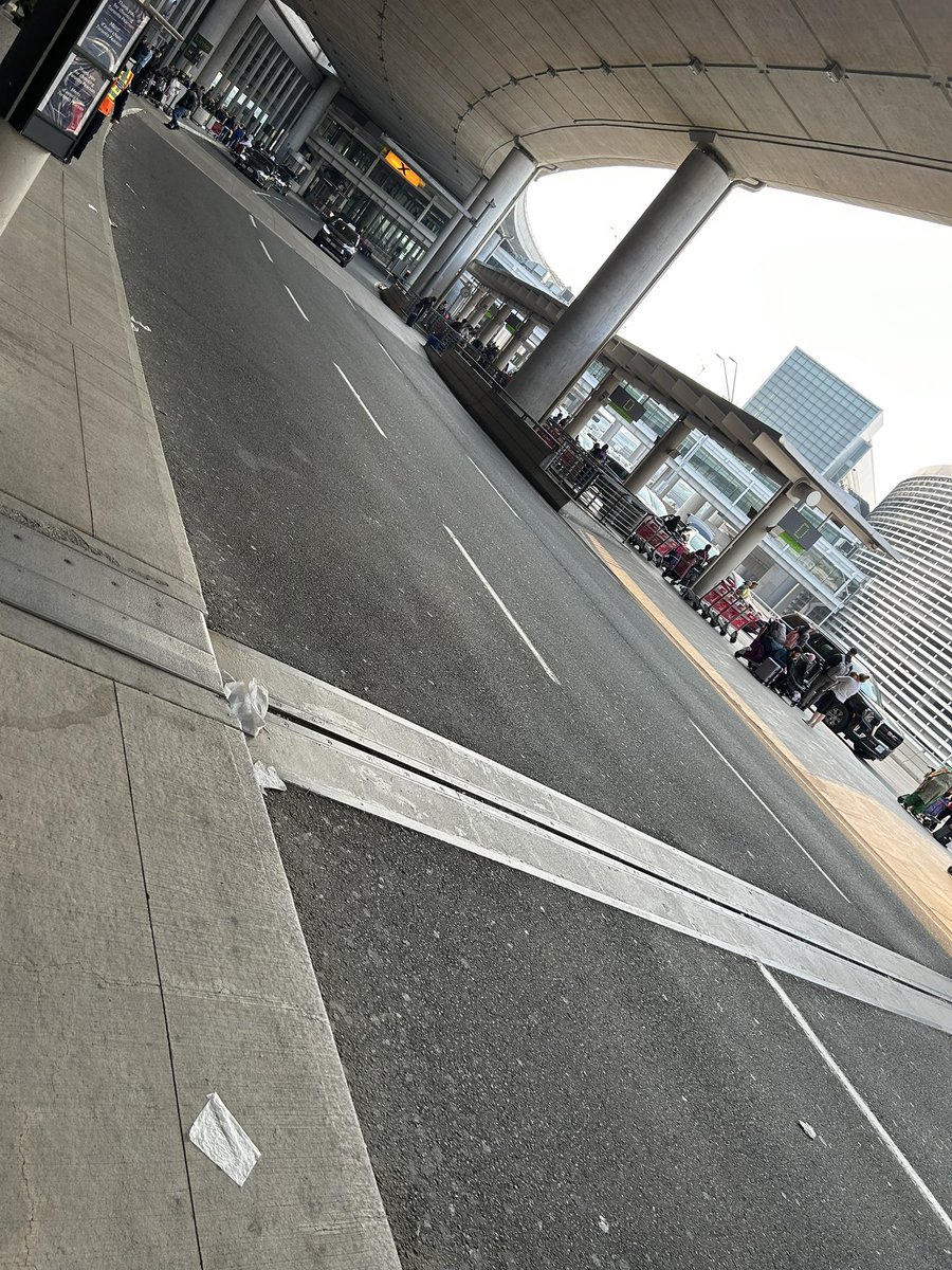 itzCorinne's tweet photo. Hey Tdot! There’s at least 100 peeps waiting in taxi lines at T1 with no cars in sight. 

#Toronto #yyz #taxi #uber #help https://t.co/jeTIqhCKZk