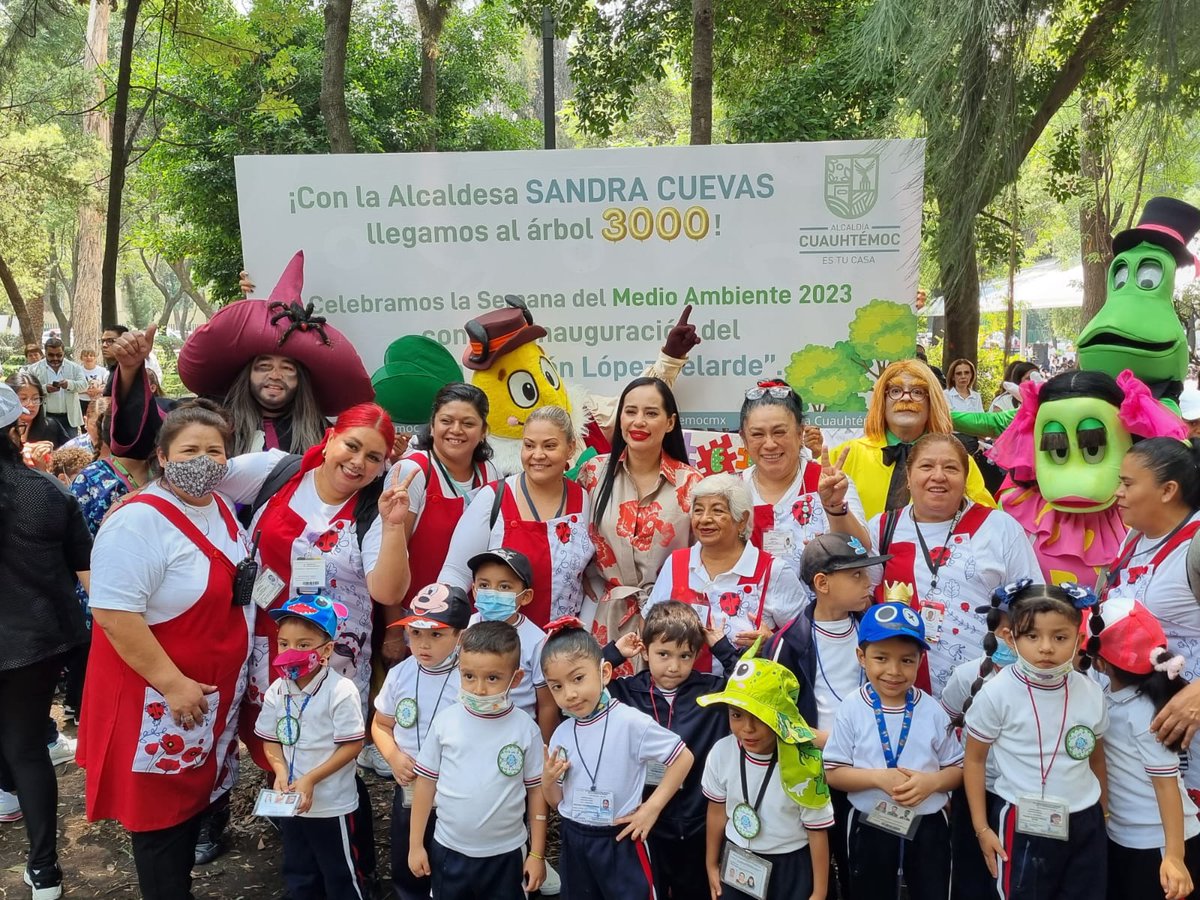 #GeneracionBurbujas #Arbol3000 
Gracias, gracias, gracias <a href="/SandraCuevas_/">Sandra Cuevas</a>  y a la <a href="/AlcCuauhtemocMx/">Alcaldía Cuauhtémoc</a>  por invitarnos a plantar el árbol 3,000 en el Jardín Ramón López Velarde... ¡ Increíble lo bonito y bien cuidado que está ! 🌳🌳🌳
¡Gracias a toda la gente por tantas, tanto cariño!