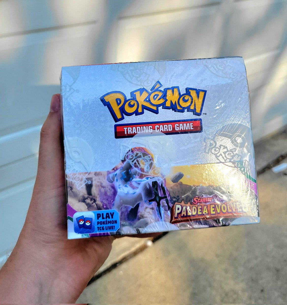 Giving away a booster box of Paldea Evolved 🔥 

Just Retweet 

Winner picked 6/14 🖤