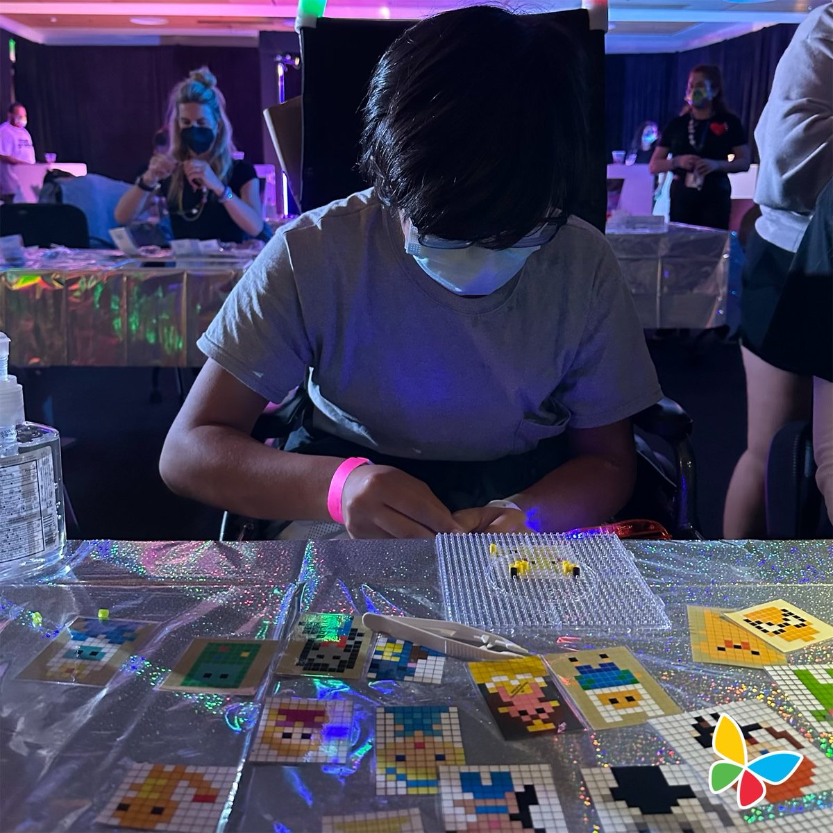 ChildrensLA's tweet image. Last night, our teen patients got to enjoy our Summer Nights event, a glow themed party with music and activities held by our amazing child life team! Thanks to all who joined us. 🥳