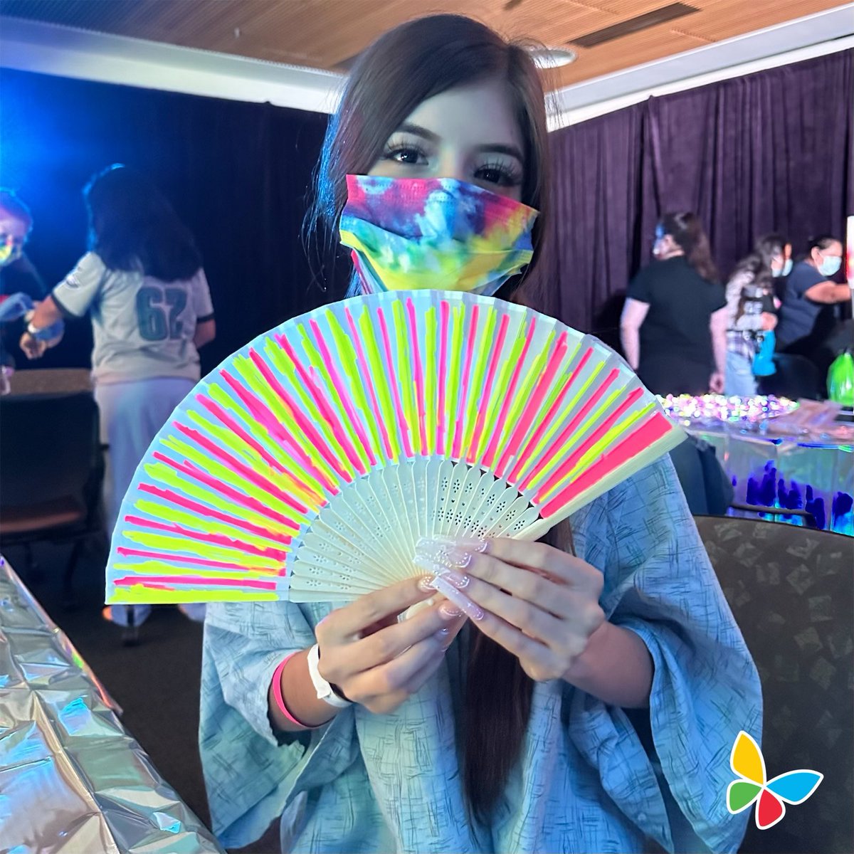 ChildrensLA's tweet image. Last night, our teen patients got to enjoy our Summer Nights event, a glow themed party with music and activities held by our amazing child life team! Thanks to all who joined us. 🥳