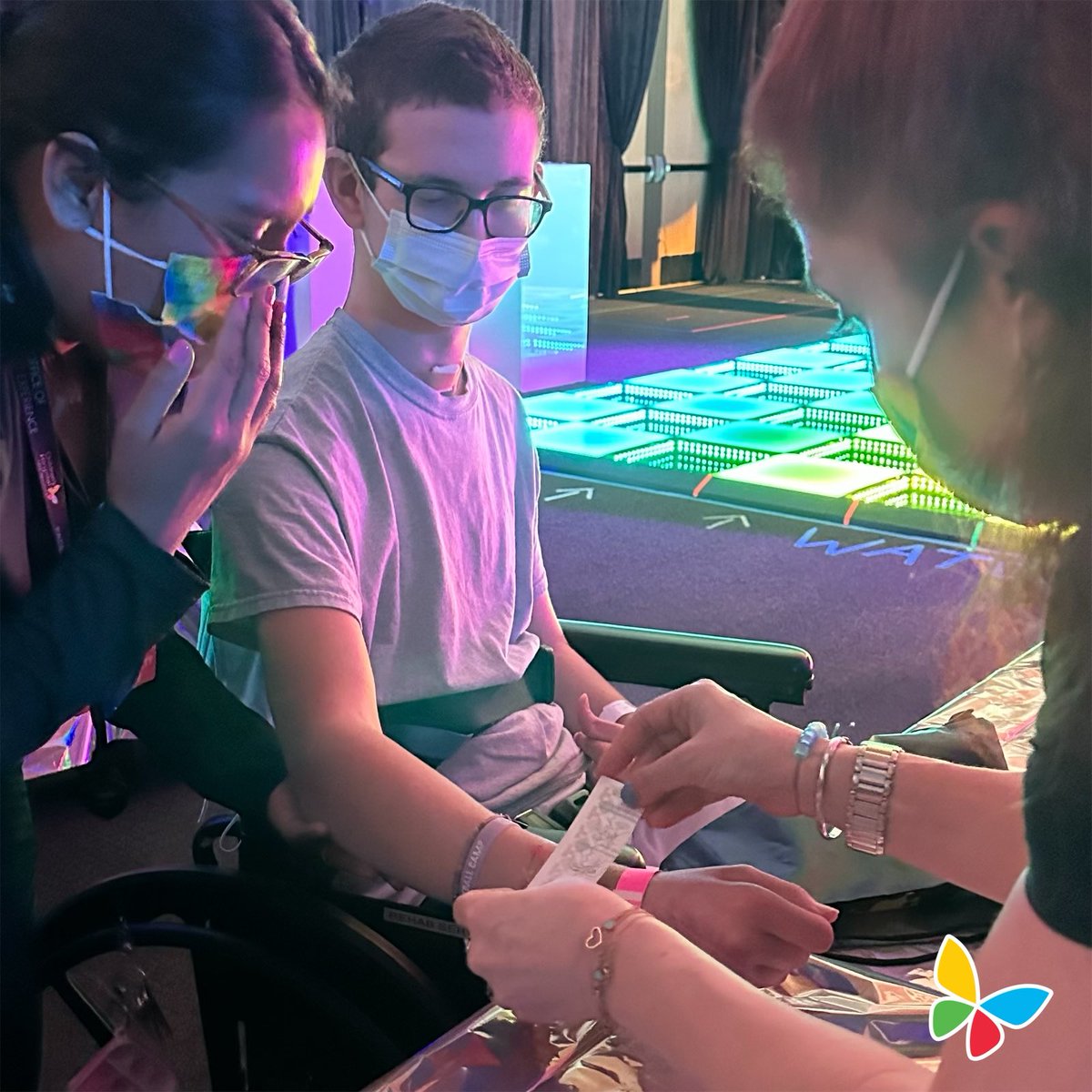 ChildrensLA's tweet image. Last night, our teen patients got to enjoy our Summer Nights event, a glow themed party with music and activities held by our amazing child life team! Thanks to all who joined us. 🥳