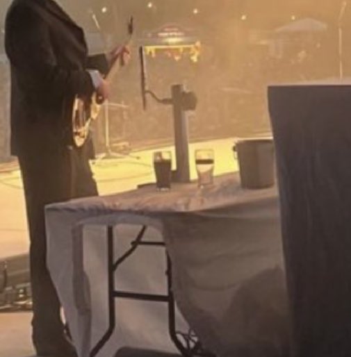 they fr have a whole guinness tap right there on the stage bro when matty asked for guinness draft he wasn’t kidding i cant stop laughing