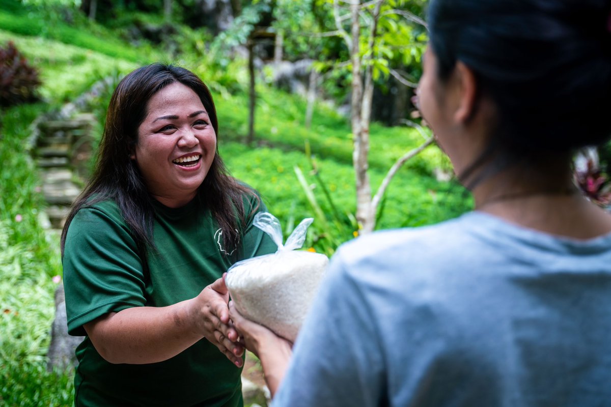 MasungiGeo's tweet photo. "We salute [Masungi park rangers] and we will do whatever we can to help out. We will make sure that the next generations will learn about your heroism," said Ms. Clarigel Cadiz, Assistant Principal for the Personalized Guided Learing Program of RIS. #SaveMasungi #RestoreTogether https://t.co/QBeF1zZgw4