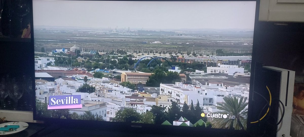 majior16's tweet photo. Ponen una foto de Chiclana en @LosGipsyKings en @cuatro y ponen Sevilla 🤣 https://t.co/uh8ykBV4Ut