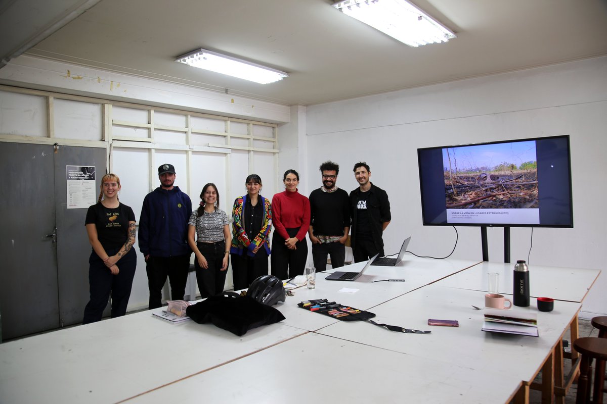 balm_artejoven's tweet photo. 📸 Fotitos de les artistas del #LAB2, quienes muy pronto presentarán una nueva muestra en la #GaleríaRM, tras dos sesiones de laboratorio con los destacados directores de animación y videoarte, Cristóbal León y Joaquín Cociña.

🔥 #Arte #Joven #CreaciónColectiva 🤝 https://t.co/toezy999pS