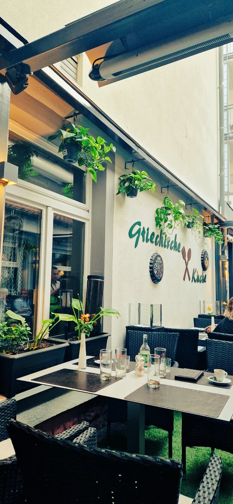 Birinin kalbinde olmaktan ve birinin kalbinde yer edinmekten âlâ bir yakınlık yok. Mesafeler kalpteki yere göredir, orası sağlam ve sahihse uzaklar yakın olur.