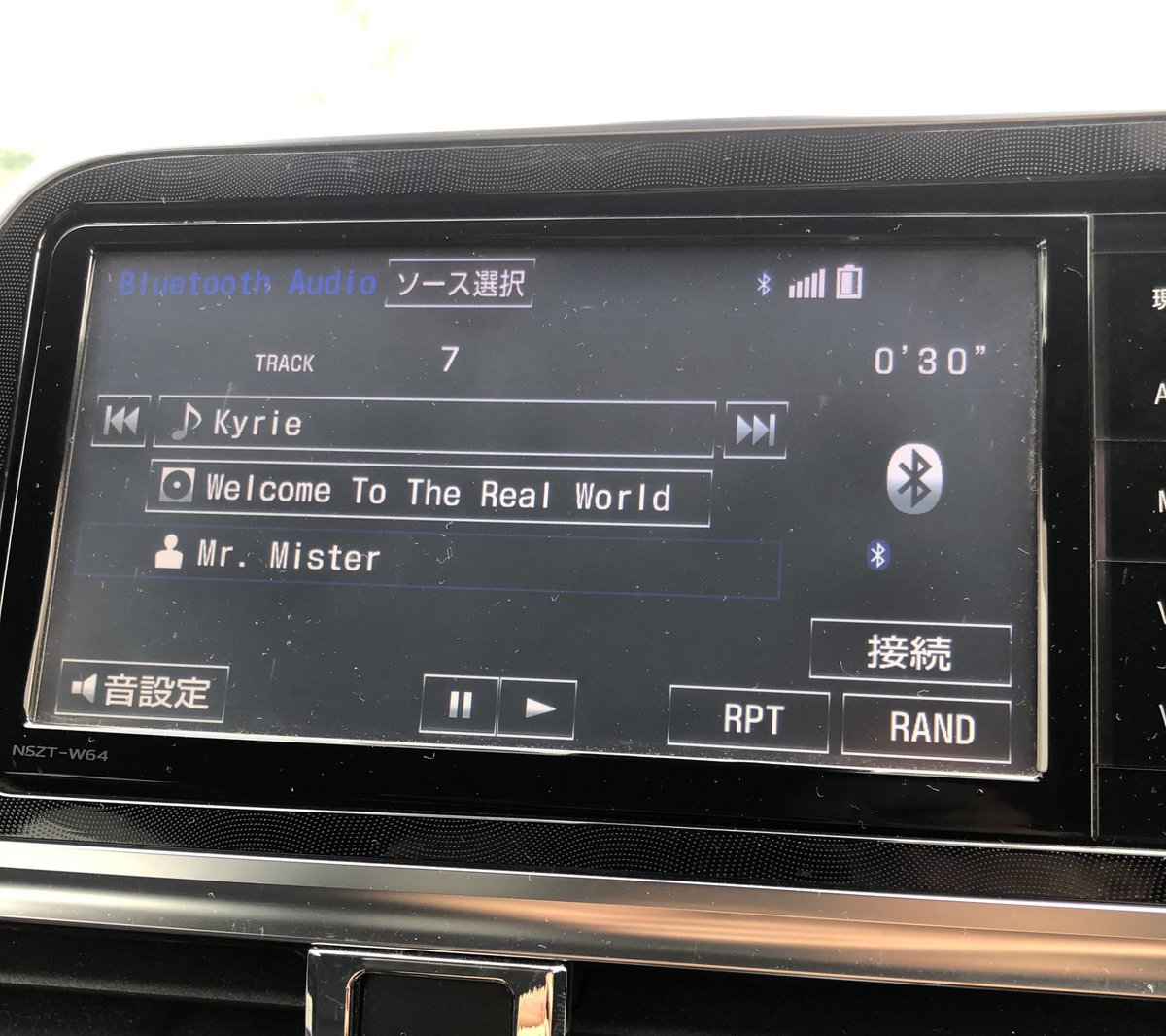 soto2112pta575's tweet image. 今朝は先月オリジナルメンバーが再集結してライブを行い話題なった『Mr.Mister』の『Welcome To The Real World』を聴きながら出勤。

ニューウェイブ的なモダンなテイストとAORが融合された、80年代を象徴するようなサウンドで全米No.1シングルを連発させました。

#MrMister
#WelcomeToTheRealWorld