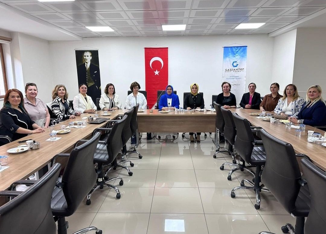 DrDilekToktamis's tweet photo. Gaziantep Kent Konseyi Kadın Meclisi Başkanlar Toplantısı, Sayın Ayşe Teymur'un başkanlığında yapıldı.
@gkentkonseyi
@kadinmeclisi27 
@ayseteymur 
@serpilkaruserci 
@KbraKyak
@AslEmektar 
@emel_binici https://t.co/Cy5li09ogW