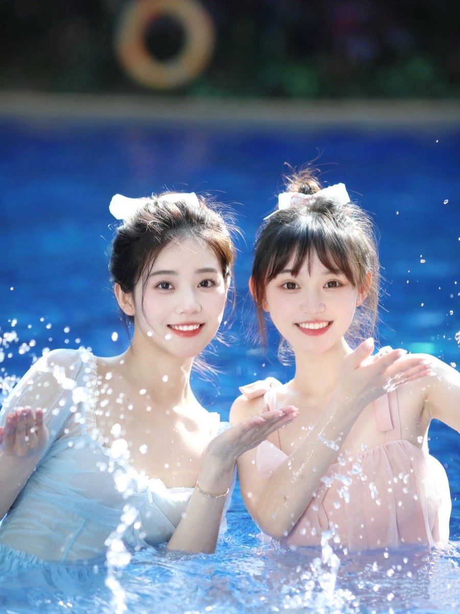 Swimming with my sister👙
清凉一夏，双人游泳是最大的快乐😘 https://t.co/gcb8UdyBrB