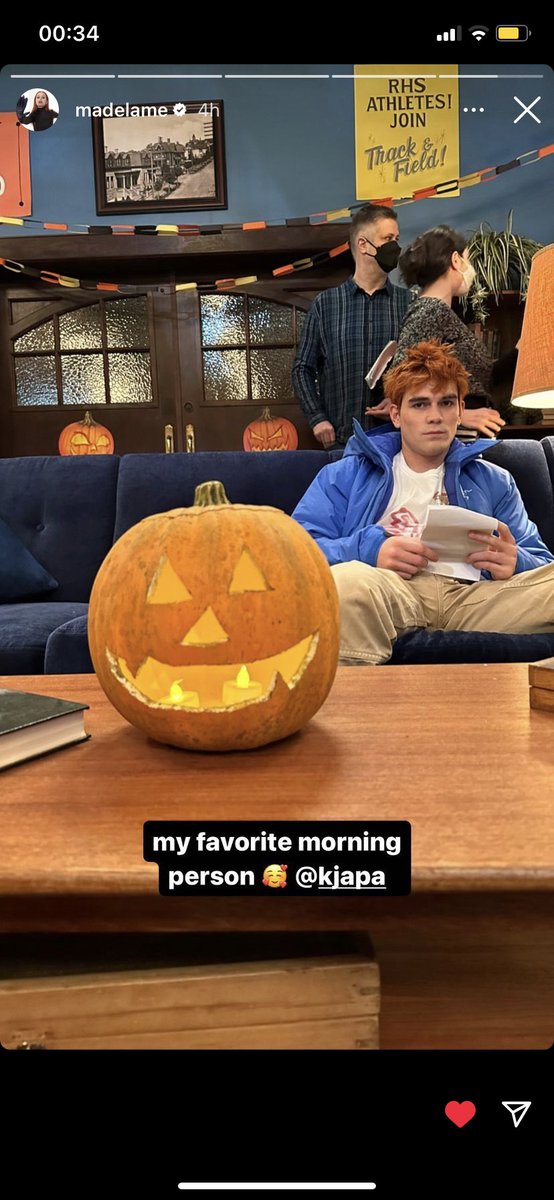 _barchielove's tweet photo. @madelainepetsch @VanessaMorgan 🎃 #riverdale https://t.co/Fs6F7AtJeQ
