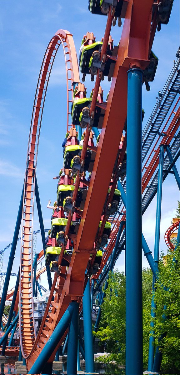 WWoman08's tweet photo. Heading into the vertical loop ๐ข๐๐ค #rougarou #cedarpoint #Rollercoaster #bolligerandmabillard #floorlesscoaster #WednesdayMotivation https://t.co/N6EvthVGOd