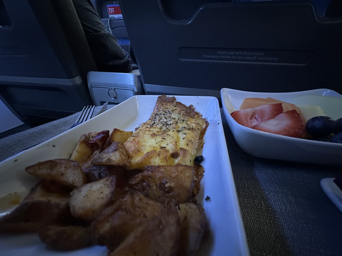 . <a href="/AmericanAir/">americanair</a> is making some pretty nice in-flight meals! This looked great and was delicious. Domestic first Dallas to DC last week. #airlinefood
