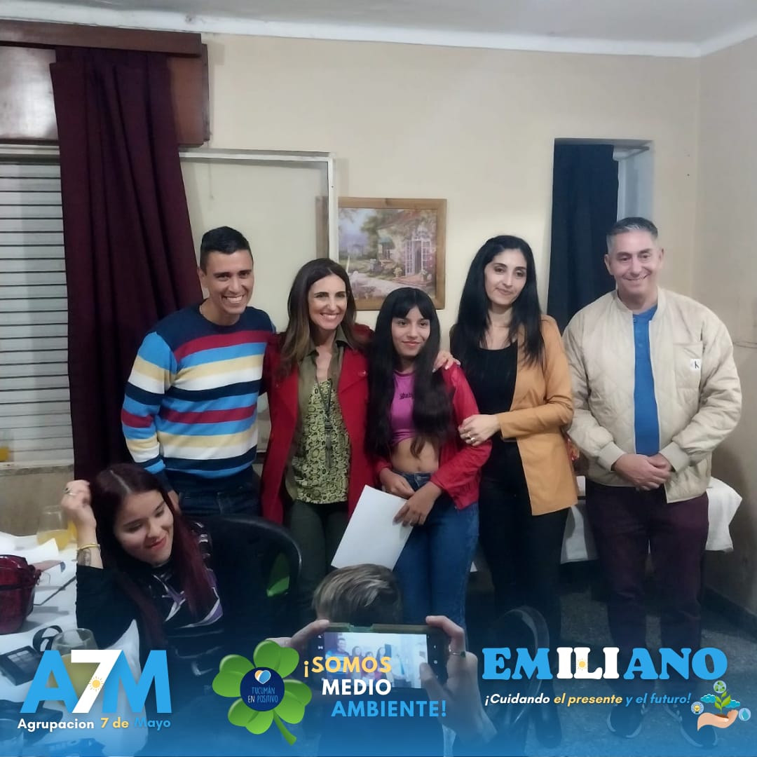Agrup7Mayo's tweet photo. Act N°250 B°Diza, con la visita de la Mtra @CaroVargasTuc, el Cjal @vargas_aignasse y el Compañero @Cris_LopezA7M, junto a la Profe Maria Rivadeneira, hicieron entrega de Certificados por la finalización de la primera etapa del curso de Automaquillaje 💋👸💅

@OsvaldoJaldo https://t.co/mAacG3GFyG