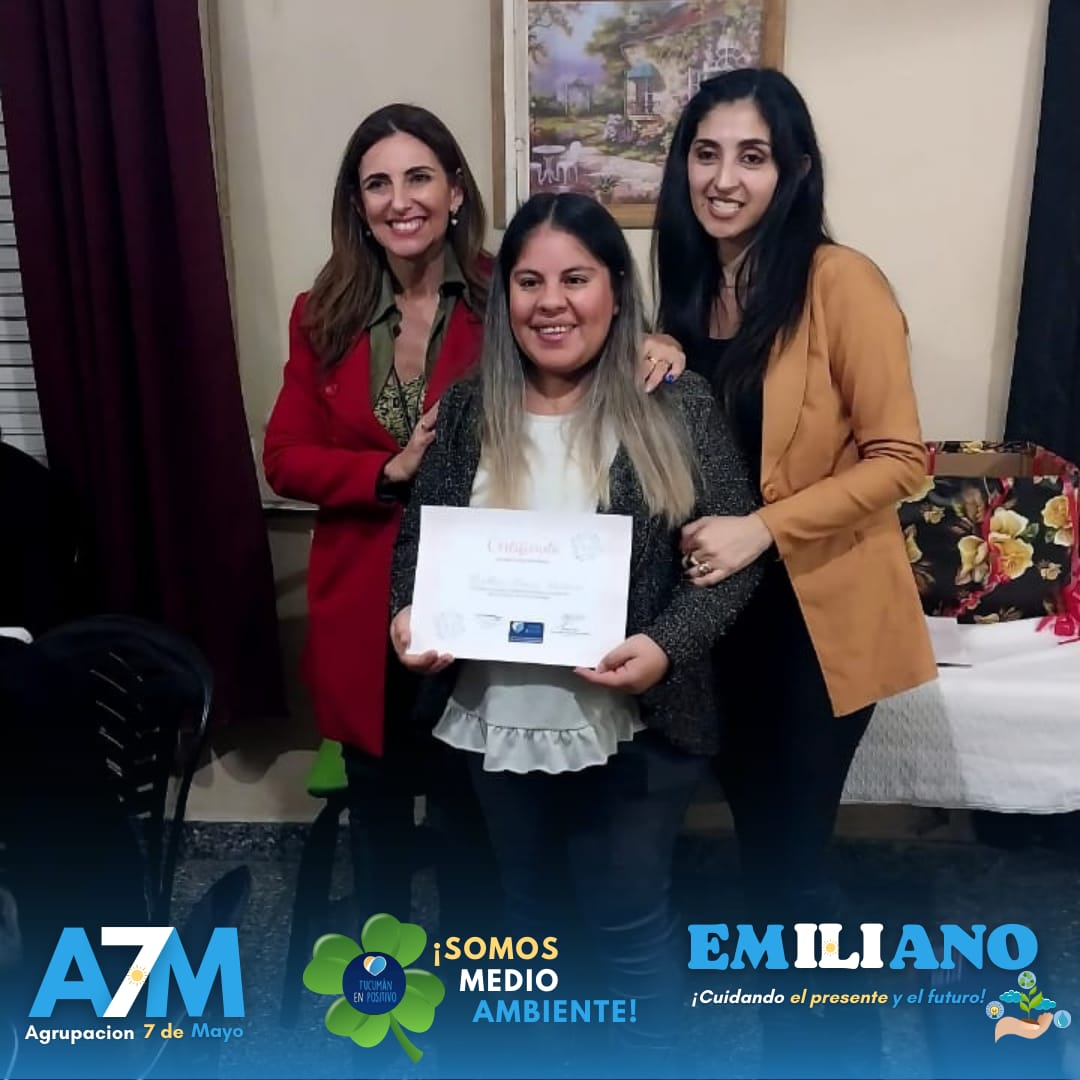 Agrup7Mayo's tweet photo. Act N°250 B°Diza, con la visita de la Mtra @CaroVargasTuc, el Cjal @vargas_aignasse y el Compañero @Cris_LopezA7M, junto a la Profe Maria Rivadeneira, hicieron entrega de Certificados por la finalización de la primera etapa del curso de Automaquillaje 💋👸💅

@OsvaldoJaldo https://t.co/mAacG3GFyG