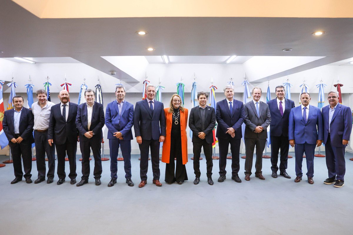 SOMOS GARANTES DE LA CONSTRUCCIÓN DE UN PAÍS FEDERAL

Los gobernadores y gobernadoras de las provincias argentinas pertenecientes al espacio nacional, popular y democrático, reunidos en el Consejo Federal de Inversiones, nos congregamos con el objeto de hacer oír nuestra voz en