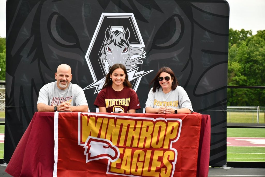 IssabellaMar8's tweet photo. Some pictures from signing day! Officially an Eagle! 🦅
@WinthropTrackXC https://t.co/8OQzJgZOJJ
