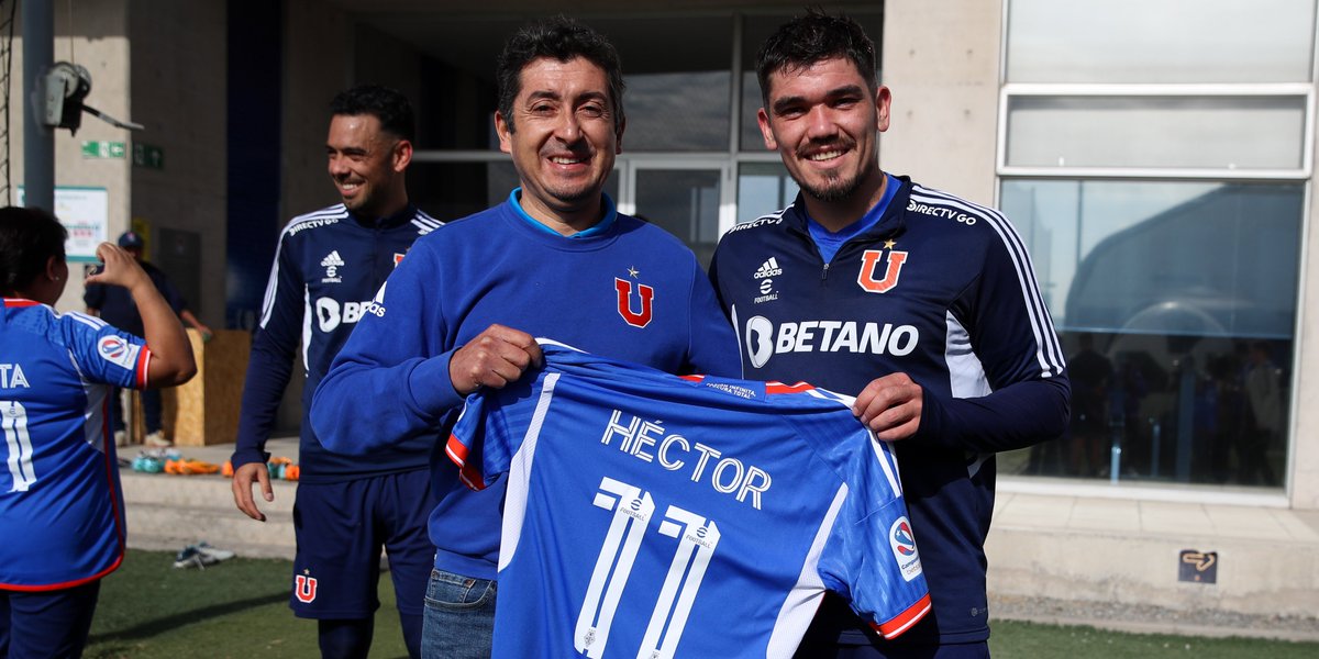 udechile's tweet photo. UNA MAÑANA INOLVIDABLE en el CDA 🤩
Hoy recibimos a l@s ganadores del concurso de reliquias por los #96ConLaU 💙 Además del premio, los hinchas pudieron compartir un gran momento con funcionarios y jugadores de nuestro Club 🦉
#VamosLaU 🤘 https://t.co/l2EGwn4gQE