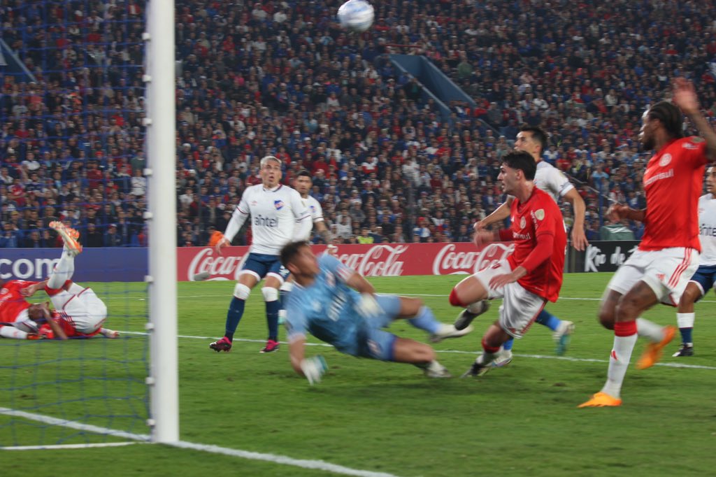 RavazzolliBruno's tweet photo. O quase gol de Johnny #trcentral https://t.co/VwZLPF0Nhj