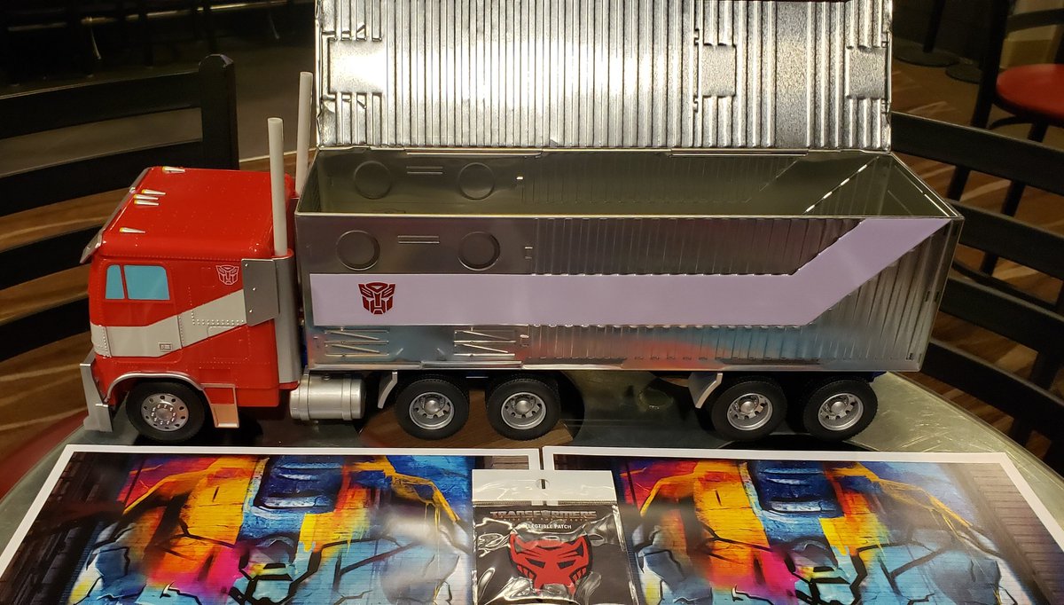 bampac29's tweet photo. Almost time till we get to transform back into highly anticipated fan screening of #RiseOfTheBeasts  LOVE these VERY sweet unique collectables! Special poster, patch and wow how about this exclusive #AMCTheatres #OptimumPrime  vessel/display! #Transformers #Maximals #DolbyCinema https://t.co/ahctdNGPpJ