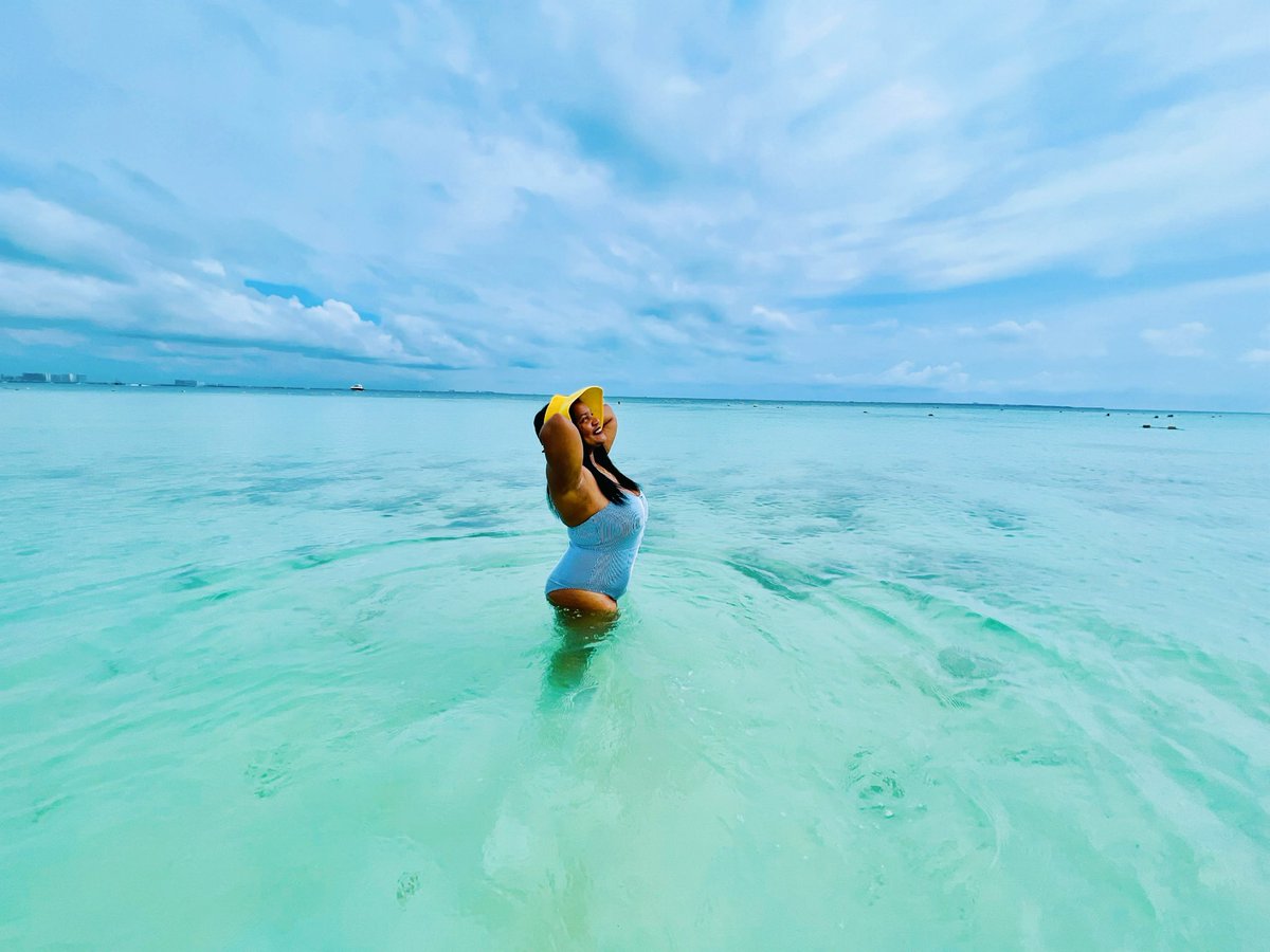 Realnolyeindian's tweet image. #Likewater 💦 
&amp;amp; yes, that blue and gold gone pop every time 💛💙 I’m so MAYS HIGH #4life #underthesea #carribeanvibes #beachvibes