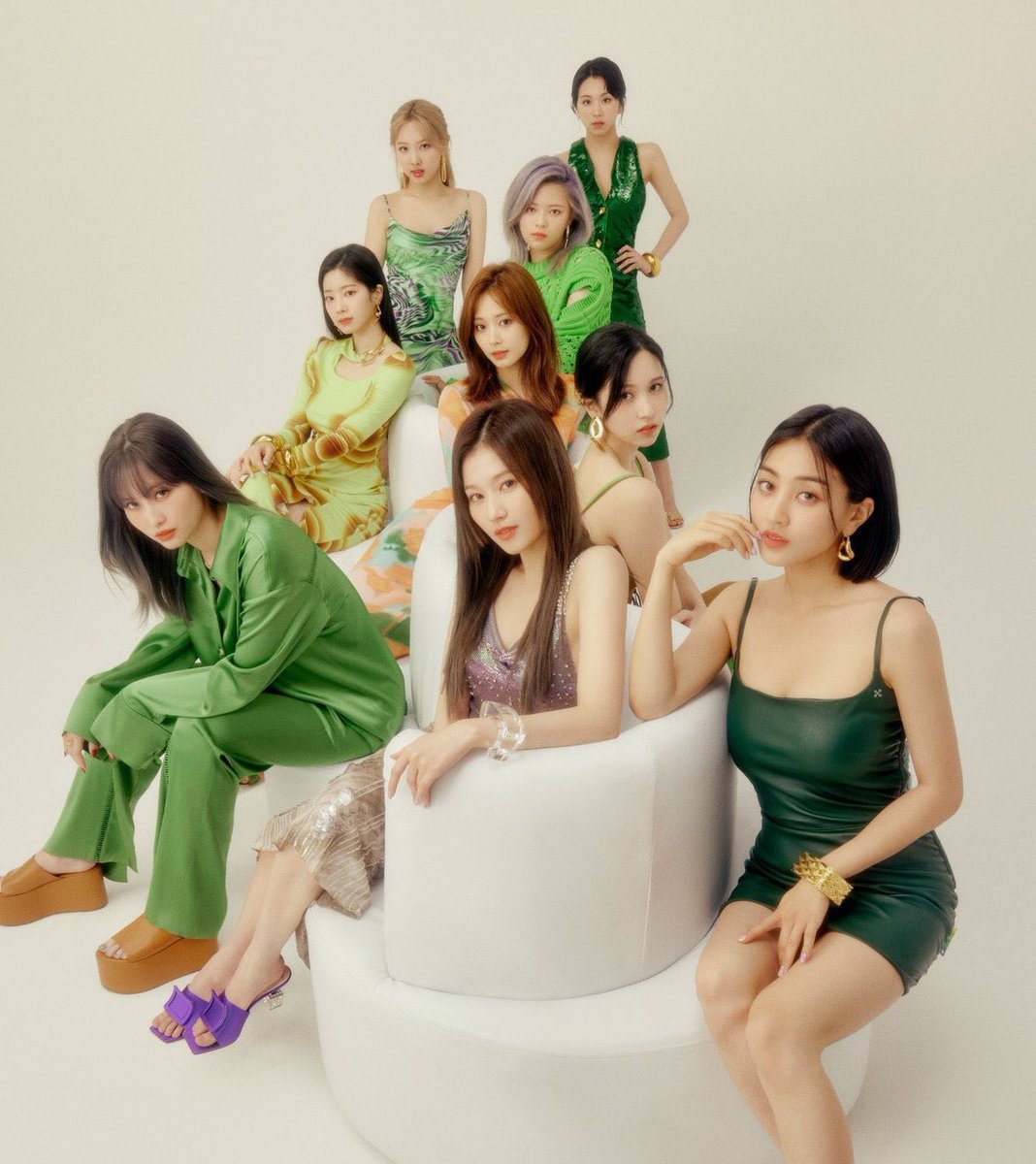 tracklist's tweet photo. TWICE se torna o primeiro grupo feminino de K-Pop a vender 1 milhão de álbuns em vendas puras nos EUA 🇺🇸 https://t.co/q3vRLUFfXz