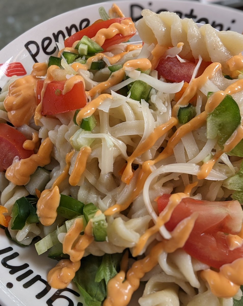 AnnaLogue75's tweet image. Dinner 🍽️ time!
#pasta #hotpeppers #mozarella #tomato #spinach #mayoracha