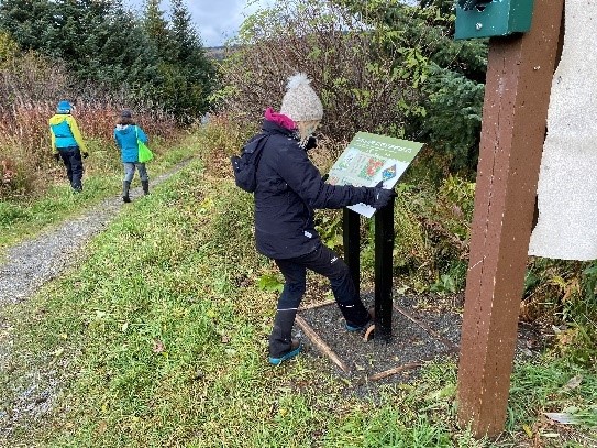 USFWSAlaska's tweet image. It's #PlayCleanGo Awareness Week. Celebrate this week and all year by taking these easy steps to stop invasive plants and pests: Stay on trails. Clean your gear, clothes, and animals before exploring a new natural space. 📸 Devony Lehner