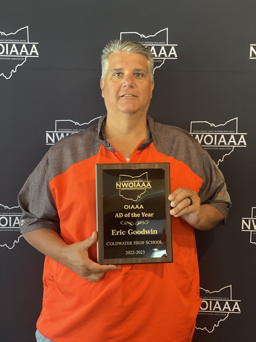 NW-OIAAA Awards

Receiving the OIAAA AD of the Year Award, Eric Goodwin (Coldwater)