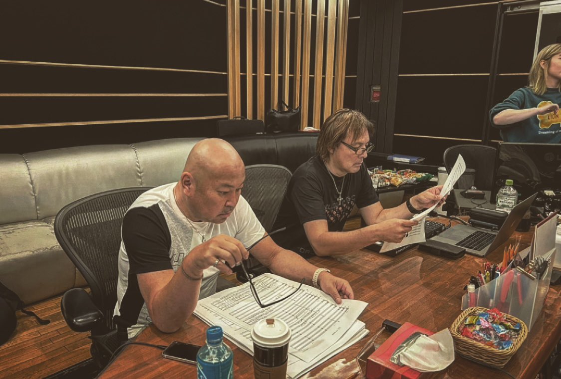 face2fake_ohbe's tweet photo. 昨日は久々のサウンドシティst🎙️
僕らのファーストコール、室屋チームで"翔んで埼玉2"の劇伴recでした。
素晴らしいDBが終わり皆さんと埼玉ポーズで📸
#m_tondesaitama https://t.co/QiqKGvVhV0