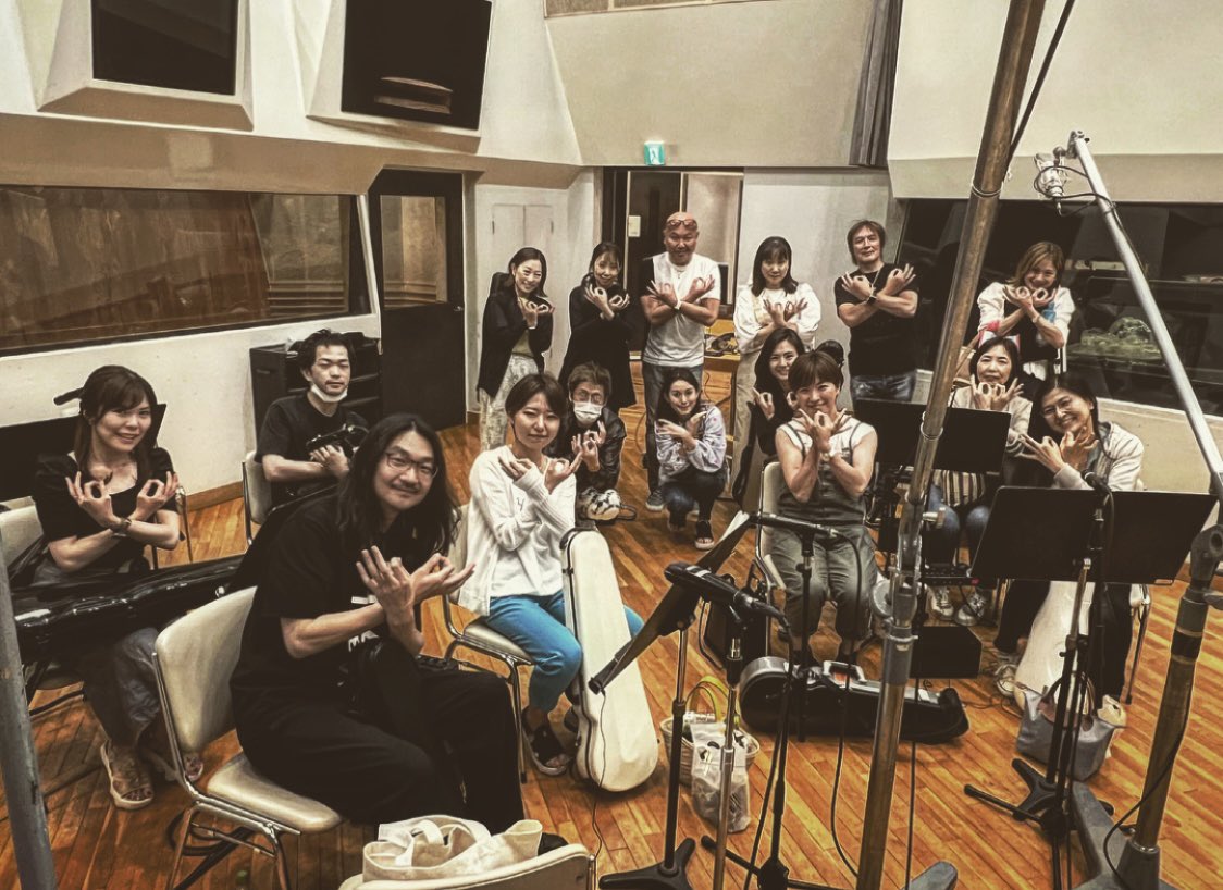 face2fake_ohbe's tweet photo. 昨日は久々のサウンドシティst🎙️
僕らのファーストコール、室屋チームで"翔んで埼玉2"の劇伴recでした。
素晴らしいDBが終わり皆さんと埼玉ポーズで📸
#m_tondesaitama https://t.co/QiqKGvVhV0