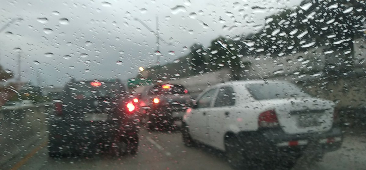 ledesma_harry's tweet photo. @ATM_Transito @BomberosGYE Tráfico y lluvia de yapa https://t.co/77hKESBZyM
