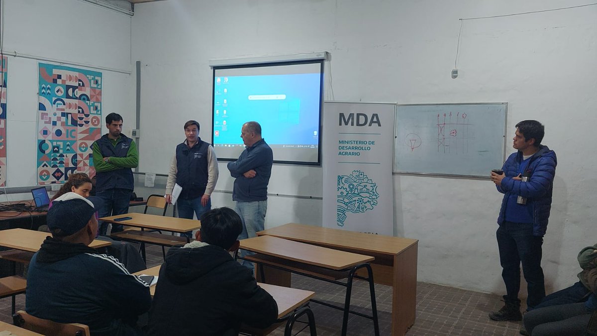 Safci10's tweet photo. LUJÁN. Participamos en la capacitación sobre aplicación de productos fitosanitarios en cultivos intensivos. A cargo del Ministerio de Desarrollo Agrario y la Unlu. Participaron representantes de la UNLu, SENASA, INTA, INAFCI y el Municipio de Luján.
#PrimeroLaGente https://t.co/D31h0ElQxo