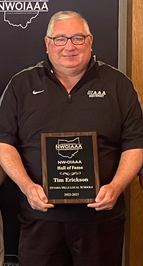 NW-OIAAA Awards

Receiving the NW-OIAAA Hall of Fame, Tim Erickson (Ottawa Hills)