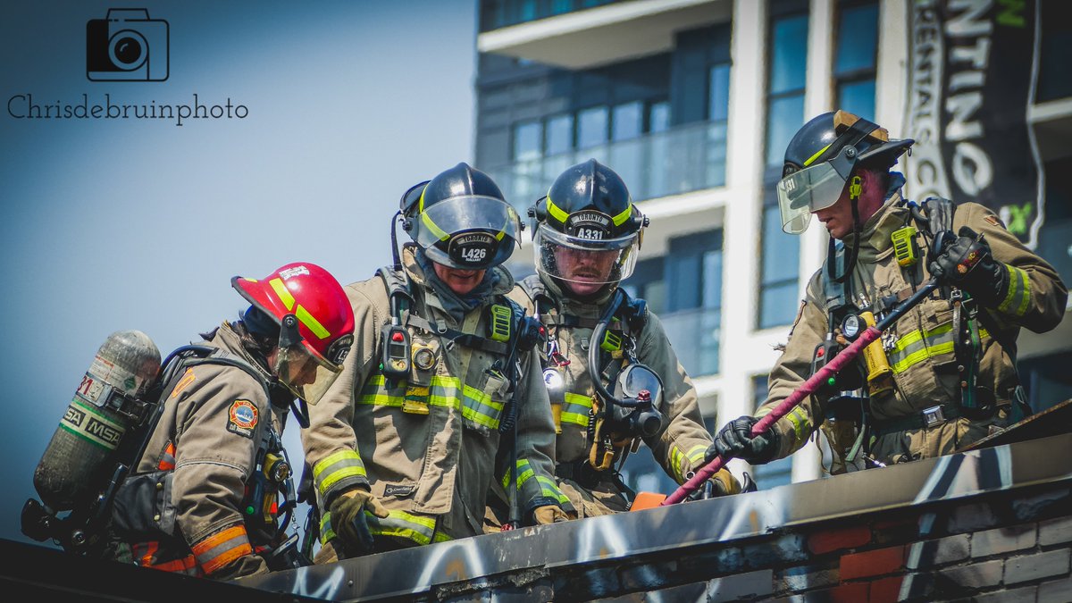 chrisDfirephoto's tweet photo. Toronto Fire Services West end Crews Were called to Bloor Street West at Dundas Street West for a Commercial Fire. Here our are Hard working Men and Women of TFS
#toronto #toronto_insta #torontofire #torontofirefighters #torontofireservices #torontofirefightersrock https://t.co/fsxWVneMbW