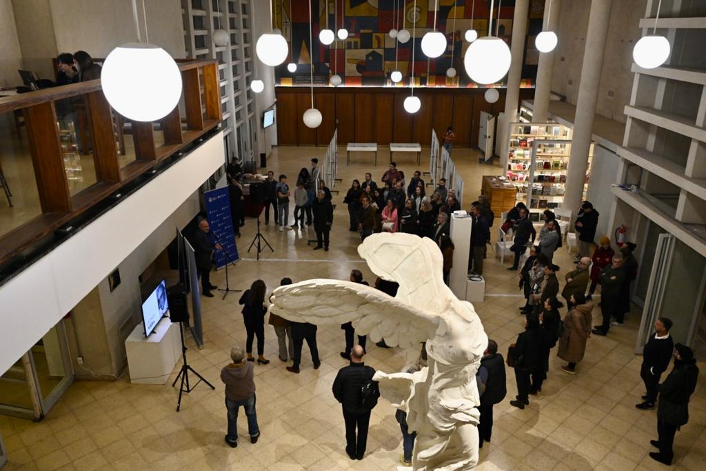 🛣️ "Leonel Viera. Estructuras en tensión" recorrerá el país a través de los Centros Culturales Nacionales.

📍 En el hall de la <a href="/fadu_udelar/">FADU Udelar</a> estará hasta el 22 de junio.