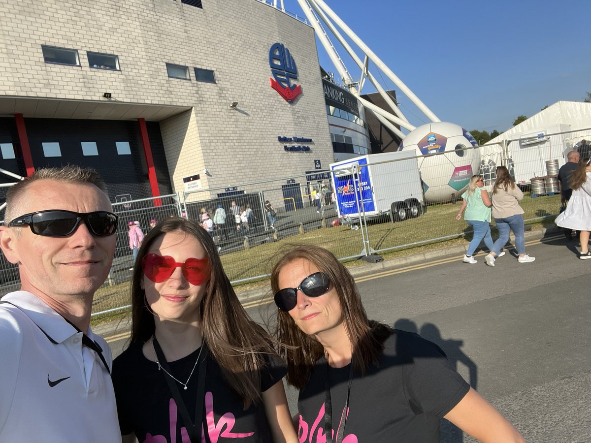 KellyBarnett's tweet photo. Wow @Pink I think this is my 9th time of seeing you but my hubby and daughter are still in their 2nd @ 3rd times! You just get better &amp; better, I have seen so many performers over the years but none of them match you!  #SummerCarnivalTour https://t.co/Oww11Kw5Dw