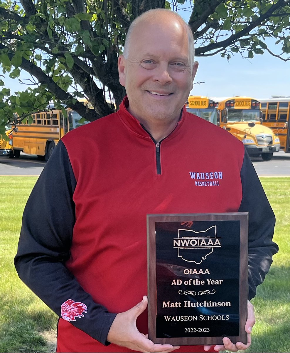 NW-OIAAA Awards

Receiving the OIAAA AD of the Year Award, Matt Hutchinson (Wauseon)