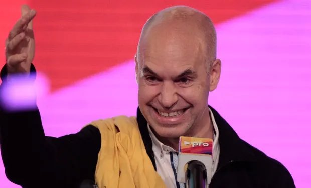 ernestorr's tweet photo. ¡El futuro! Hablan de ¡Economía del Conocimiento! ¡Automatización! ¡Robots! ¡Inteligencia Artificial! y naturalmente mandan a los pibes de 5to año a trabajar gratis en pasantías reponiendo mercadería en un supermercado. https://t.co/3ynV4n0d8I
