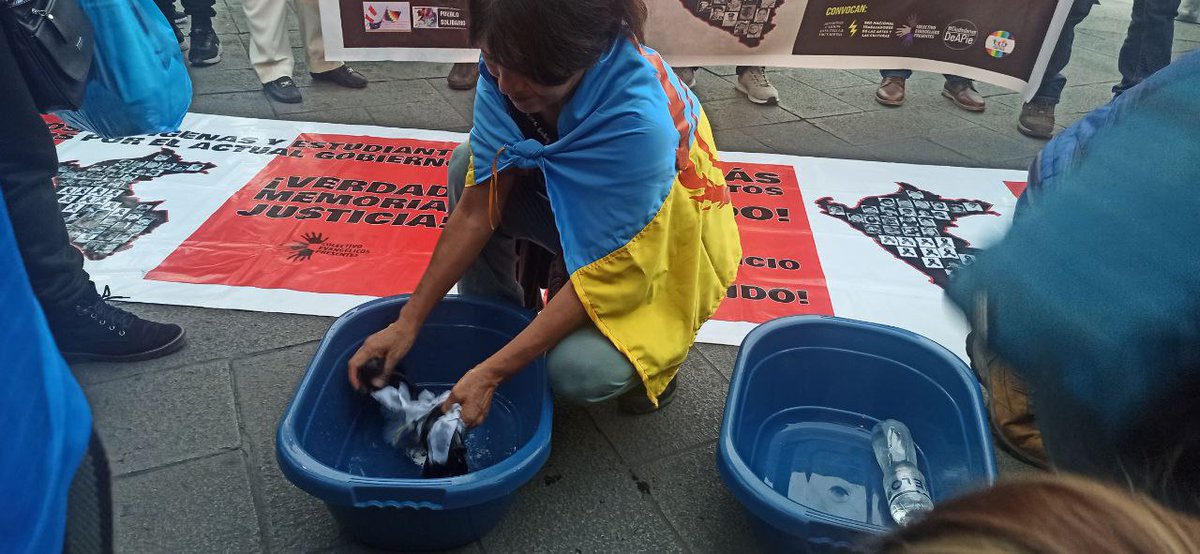 WaykaPeru's tweet photo. Asimismo, se realizó el lavado de banderas como acto de protesta en contra de Dina Boluarte, el @congresoperu y la Fiscal de la Nación. 3/5 
📸 Fotos: Jazmín Moscoso https://t.co/ZVAR7fvYrT