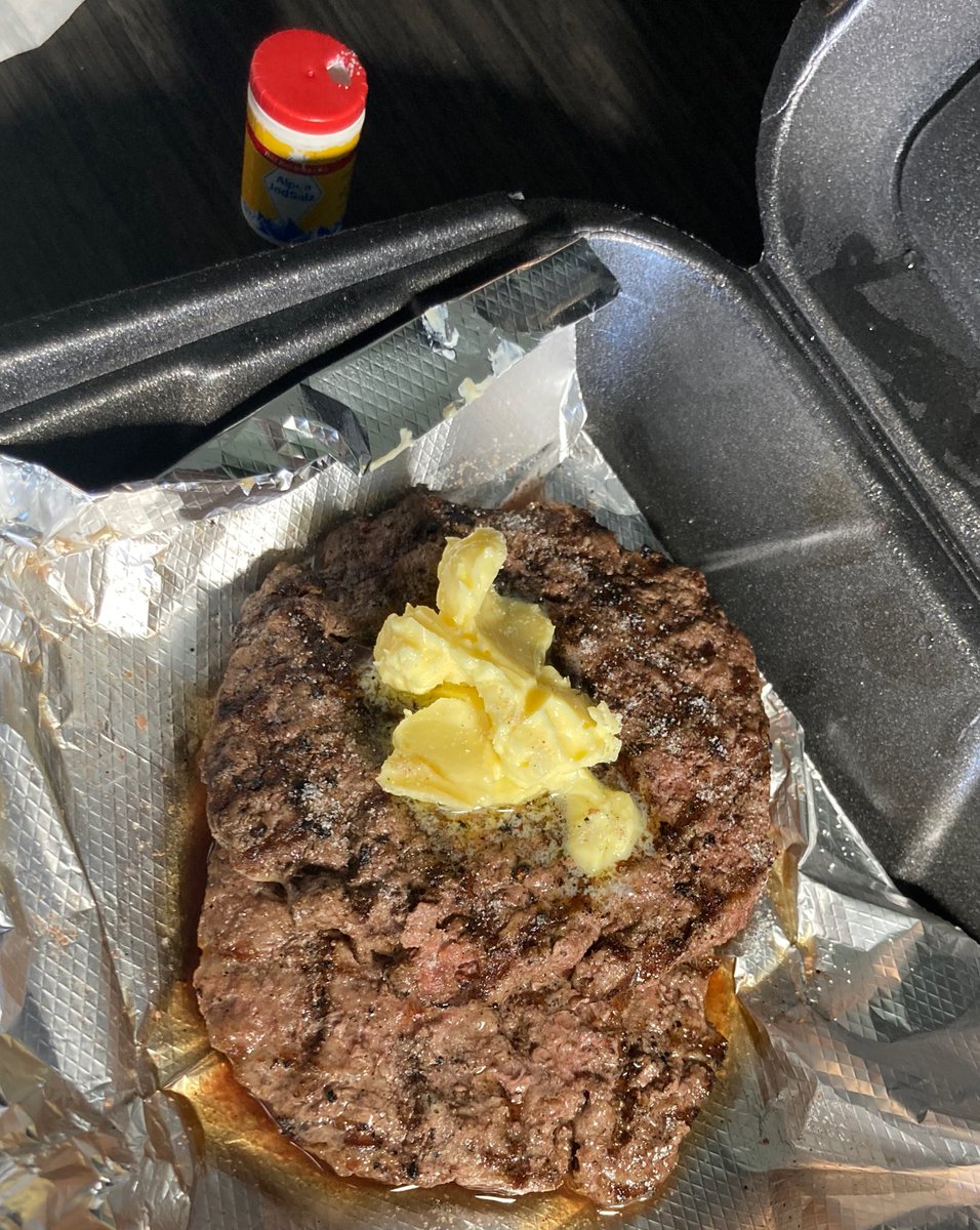 Easiest way to travel as a carnivore 👉🏻 burgers and butter 🧈 
And I always carry my own salt ofc 
#carnivore #carnivorediet #meatheals #yes2meat