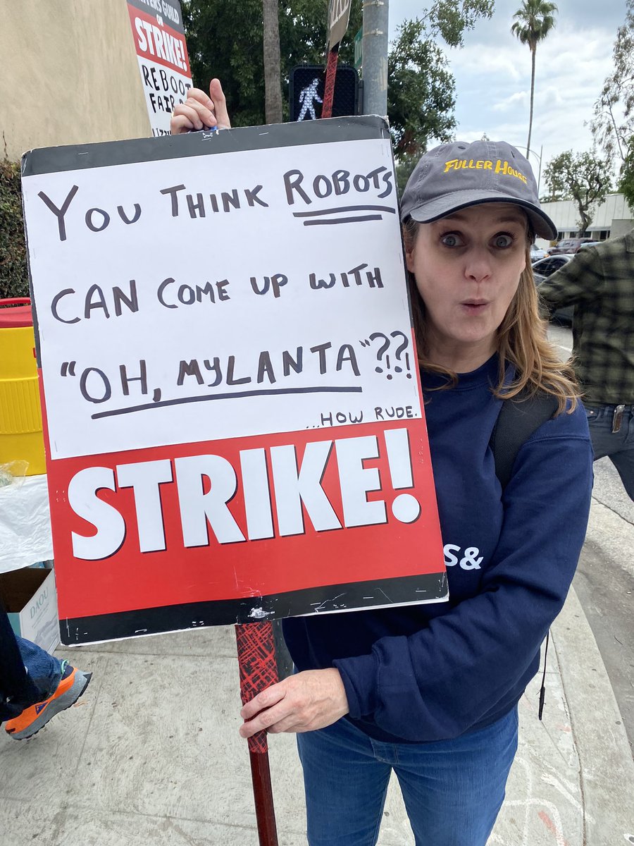 It was #FullerHouse day on the picket lines at @warnerbrostv today!  Nice to see everyone! #WGA #WGAStrike #WGAStrike2023 #WGAStrong #WritersGuildOfAmerica #SAGAFTRA #IATSE #Teamsters #SAGAFTRAStrong @andreabarber @Scatter @bryanbehar RT plz