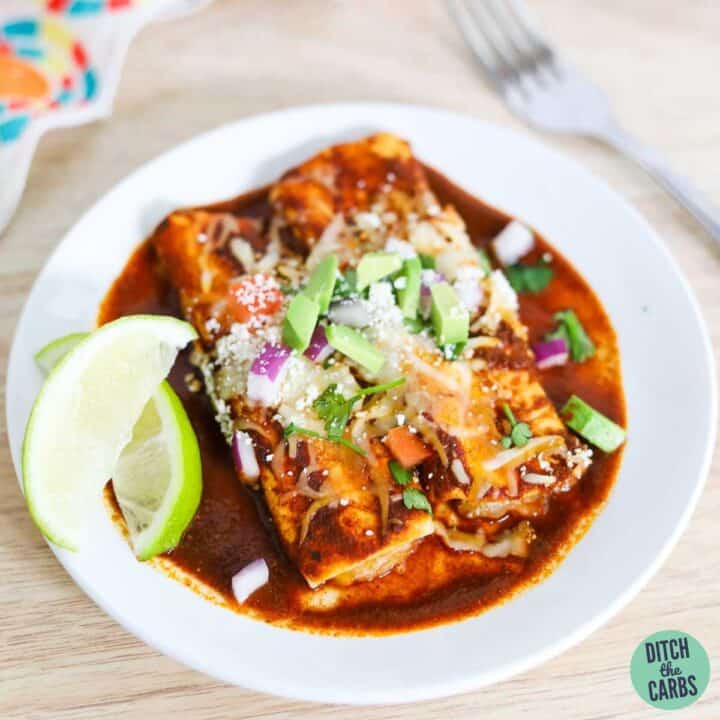 NEW #KetoRecipe alert! Keto enchiladas are a delicious low-carb twist on the beloved Mexican food staple. At only 2.6 net carbs per serving, this family-favorite #ketoenchilada recipe is ready to eat in under 30 minutes. ditchthecarbs.com/keto-enchilada…