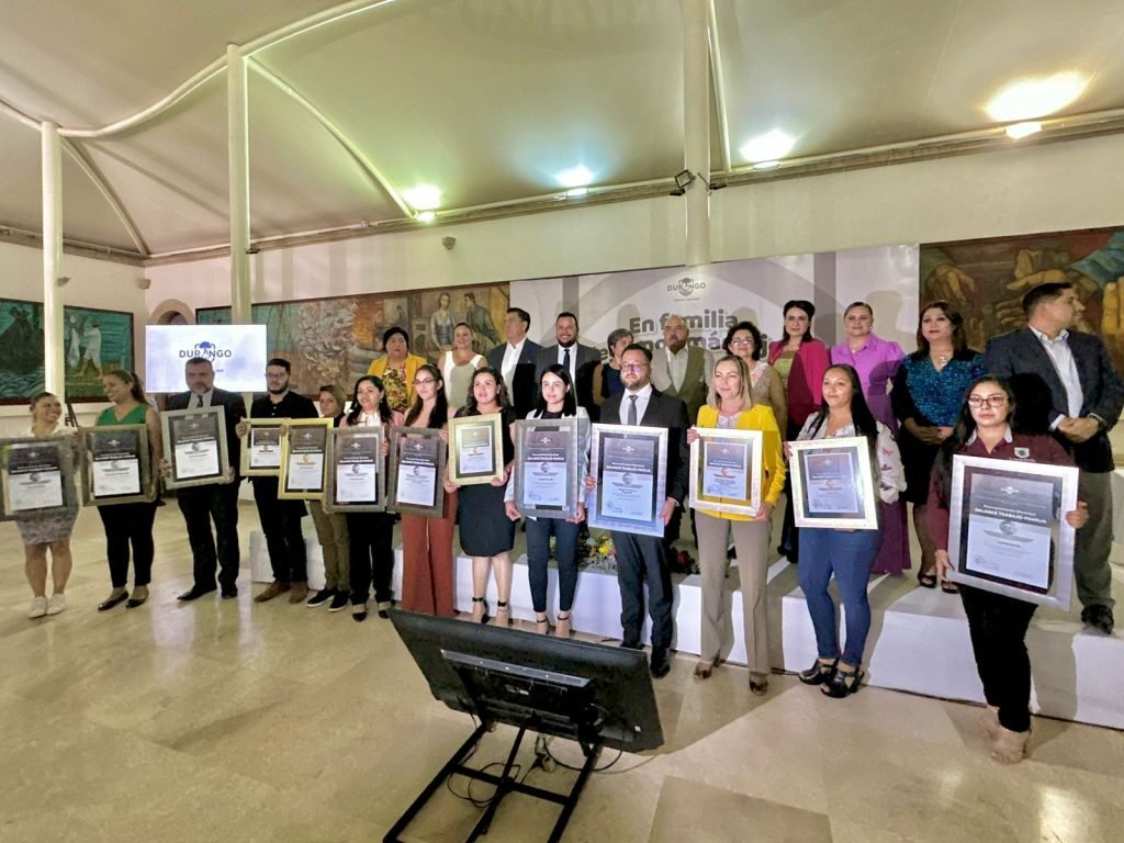 joseameraz's tweet photo. Suman 37 centros de trabajo familiarmente responsables: @josejoseantonio 
Entregan reconocimiento municipal Balance Trabajo-Familia a 15 empresas
 https://t.co/8LBDPTaUy1 @InfamDgo @DurangoCap @ismaelblancog https://t.co/tpzTdDe0RC
