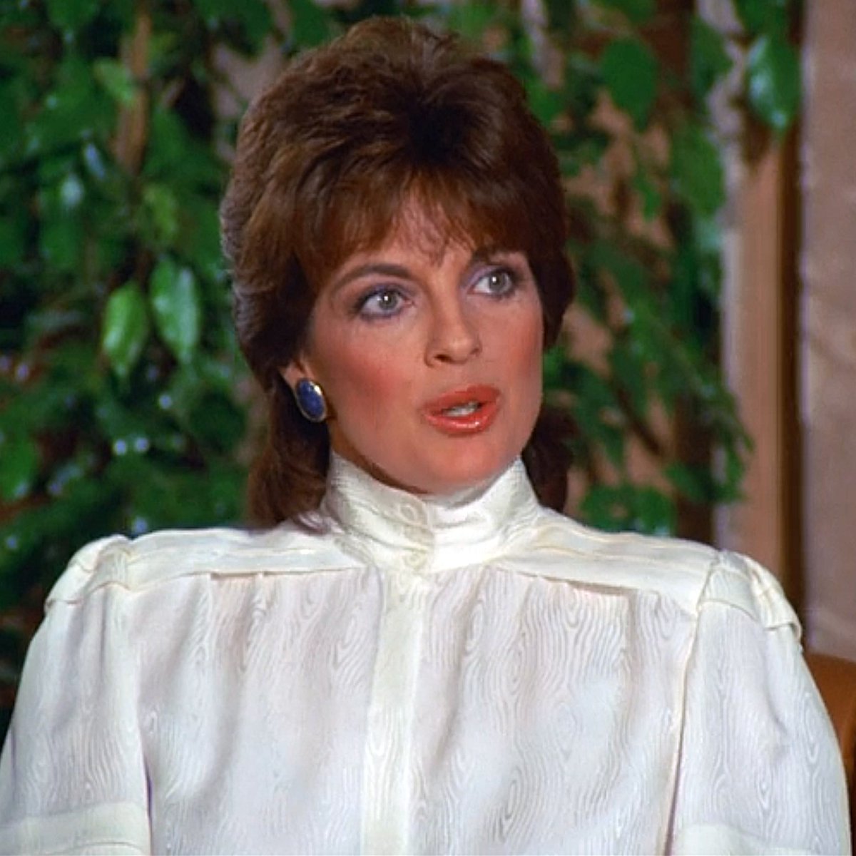highcollars's tweet photo. Linda Gray (Dallas S6E23 Hell Hath No Fury 1983) #highcollar #highneck #highneckblouse #highcollarblouse #blouse #80sblouse #buttonedup #3buttoncollar #80sfashion #whiteblouse #tvshow #1983 #dallas #lindagray https://t.co/J0PLlSeayL