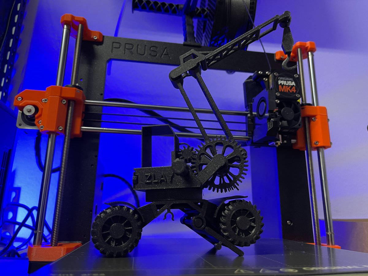 This print-in-place crane from @Cults3D is INSANE. Printed on the @Prusa3D mk4 in @prusament Galaxy Black.
