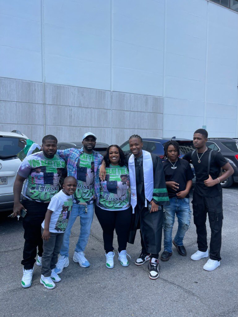 rootedschool's tweet photo. Rooted New Orleans Class of 2023, you did it!! 🎓😎

We're incredibly proud of all you've achieved during your time at Rooted and can't wait to see our future leaders go on to do great things. https://t.co/g8iVUUfLqq