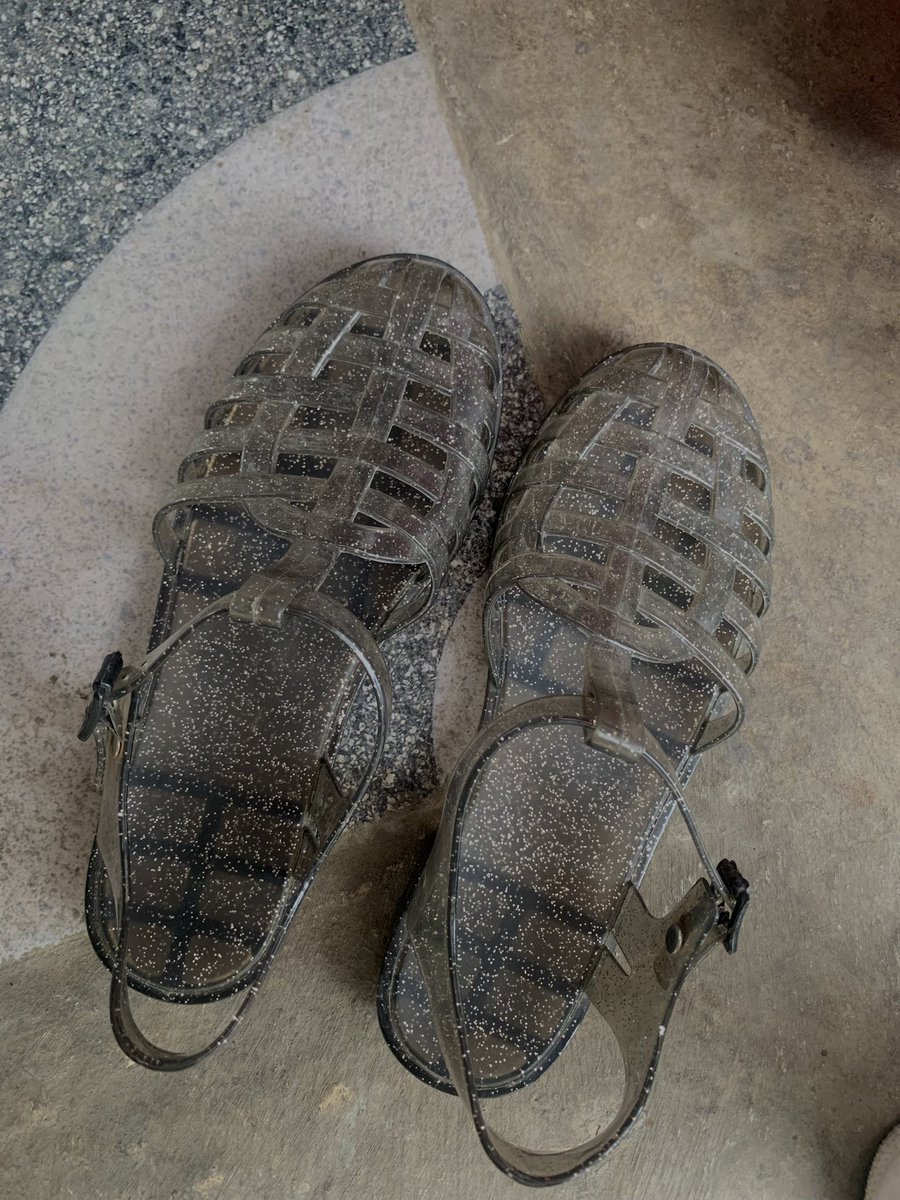 abcdewia's tweet photo. — Sandal Tali Jelly
Gemec banget ini warnanya kayak ada gliternya gitu 😭💖 ini sandal udah empuk, lentur gak bikin lecet di kaki lebarku aman banget buat jalan jauh 🫶🏼 bener-bener kalian harus coba, under 62k! Aku pake warna black glitt 

🛒 https://t.co/zVdz6dgJGd https://t.co/ERbdYDna1K