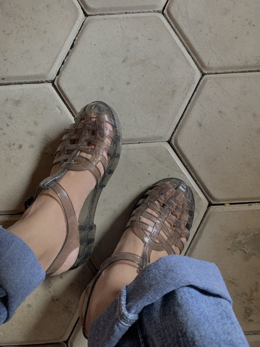 abcdewia's tweet photo. — Sandal Tali Jelly
Gemec banget ini warnanya kayak ada gliternya gitu 😭💖 ini sandal udah empuk, lentur gak bikin lecet di kaki lebarku aman banget buat jalan jauh 🫶🏼 bener-bener kalian harus coba, under 62k! Aku pake warna black glitt 

🛒 https://t.co/zVdz6dgJGd https://t.co/ERbdYDna1K